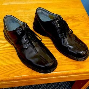 Men’s, size 11, lace up, loafer-type. Black.